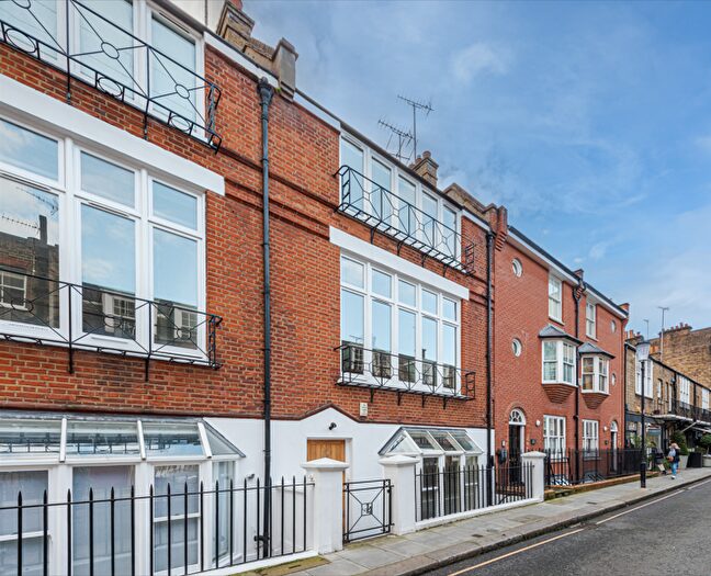 3 Bedroom Detached House To Rent In Yeomans Row, London, SW3