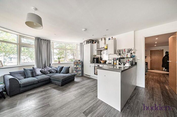 2 Bedroom Apartment For Sale In Chertsey, Surrey, KT16
