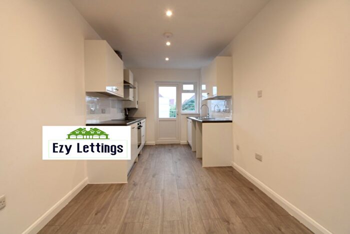4 Bedroom Flat To Rent In Hawkhurst Way, New Malden, KT3