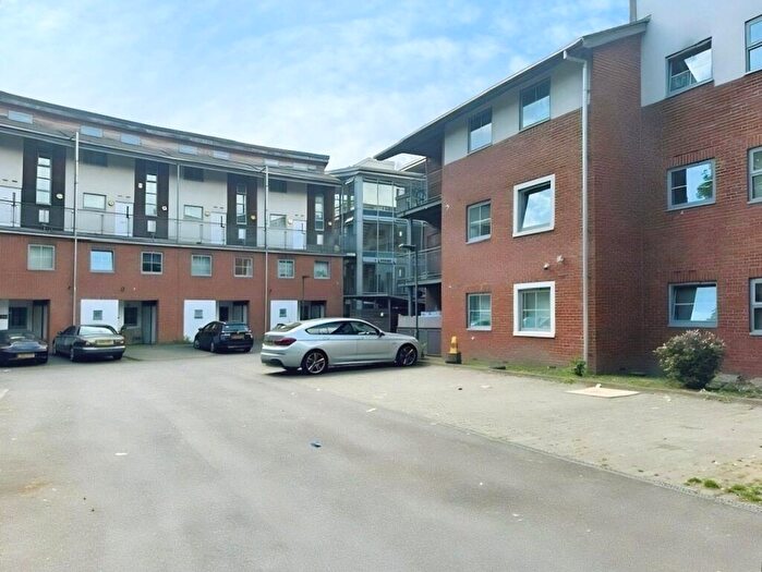 2 Bedroom Maisonette For Sale In Windmill Road, Slough, Berkshire, SL1