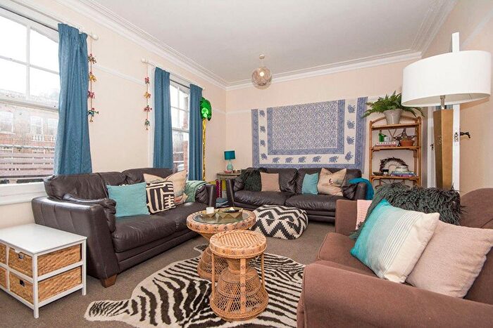 3 Bedroom Flat To Rent In Queenstown Road, London, SW8