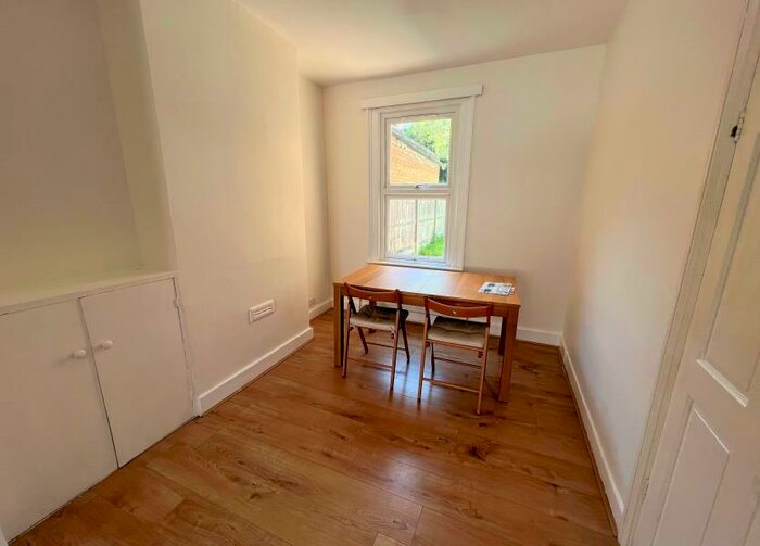 2 Bedroom Terraced House To Rent In Long Lane, Finchley, N3