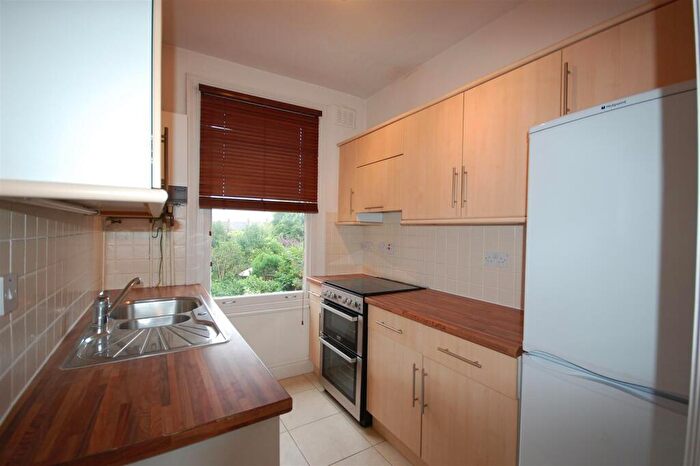 2 Bedroom Flat To Rent In Eaton Park Road, Winchmore Hill, London, N13