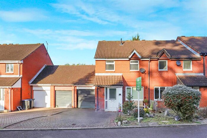 3 Bedroom Semi-Detached House For Sale In Greensward Close, Kenilworth, CV8