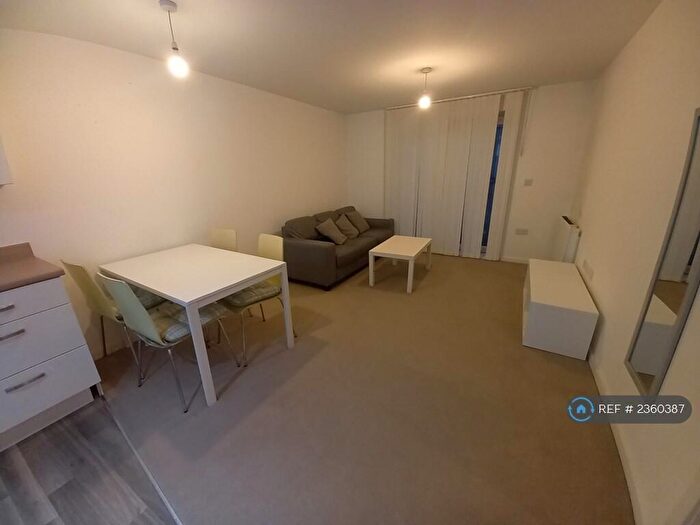 2 Bedroom Flat To Rent In Endeavour House, Salford, M5