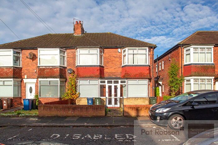 4 Bedroom Flat For Sale In Ovington Grove, Fenham, Newcastle Upon Tyne, NE5