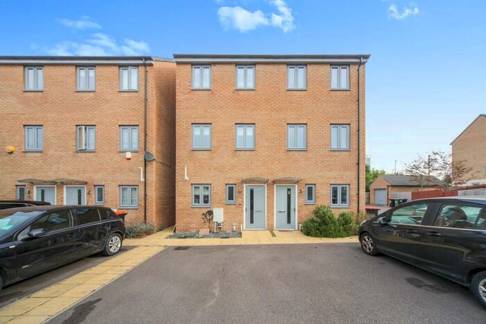 4 Bedroom House To Rent In Maple Square, Dunstable, LU5