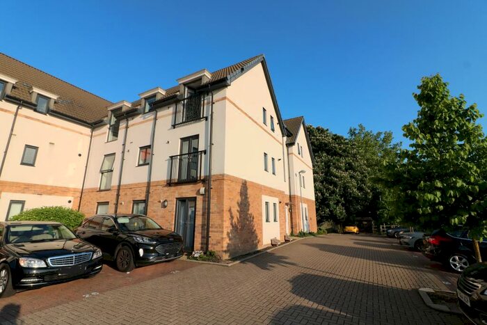 2 Bedroom Flat To Rent In Sovereign Place, Hatfield, AL9