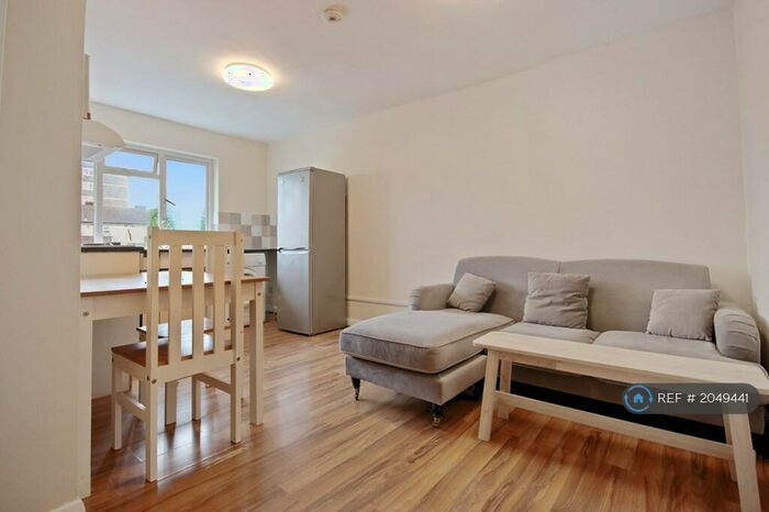 2 Bedroom Flat To Rent In Claremont Close, London, E16