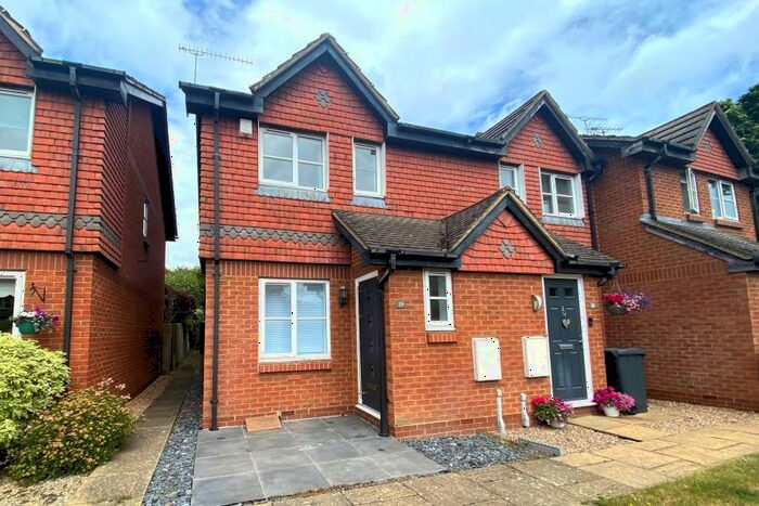 2 Bedroom End Of Terrace House To Rent In West End, Surrey, GU24