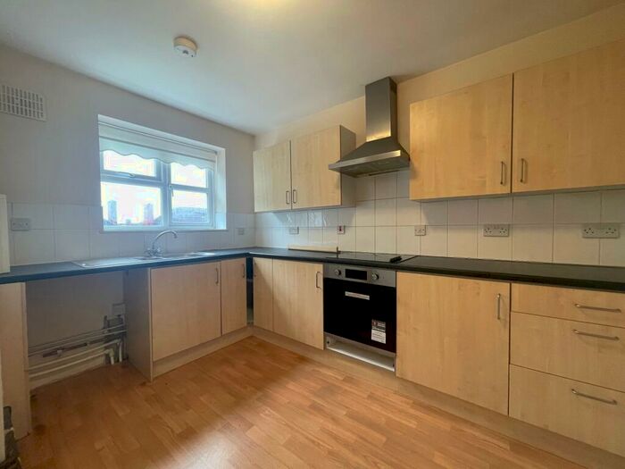 2 Bedroom Flat To Rent In Hollyhedge Road, West Bromwich, B71