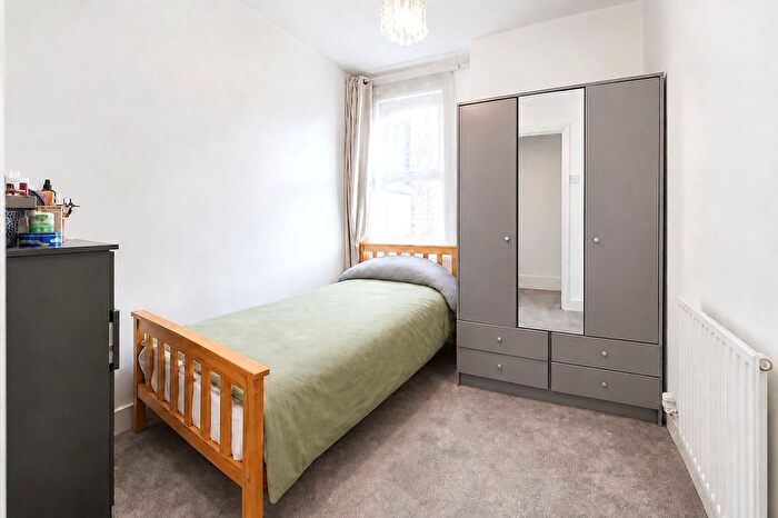 3 Bedroom Maisonette For Sale In Hythe Road, Thornton Heath, CR7