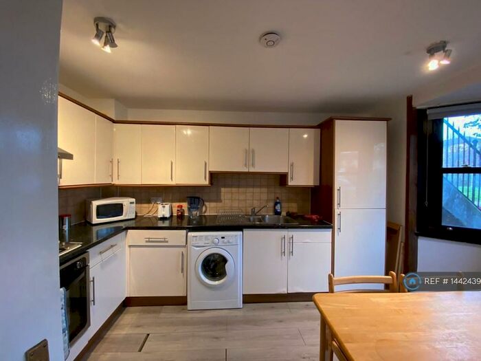 3 Bedroom Flat To Rent In Queensbury Street, London, N1