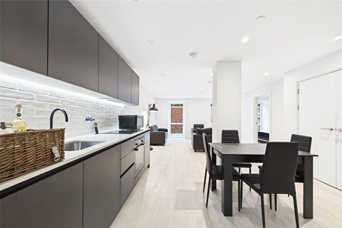 2 Bedroom Flat To Rent In Memorial Avenue, Slough, Berkshire, SL1