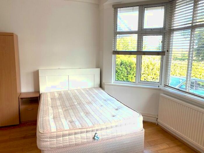 Studio To Rent In Queens Road, Hendon, London, NW4
