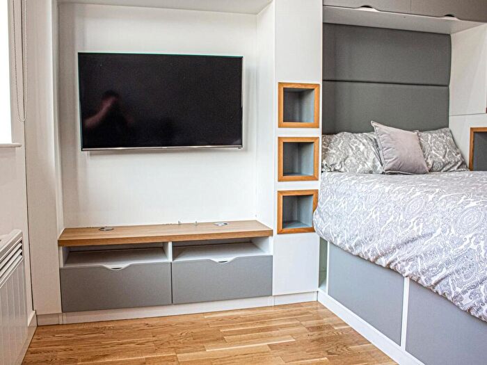 Apartment To Rent In Apt, Q Two Residence #, LS1