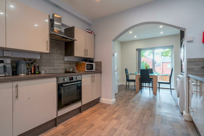6 Bedroom Terraced House To Rent In West Parade - Student House - /, LN1