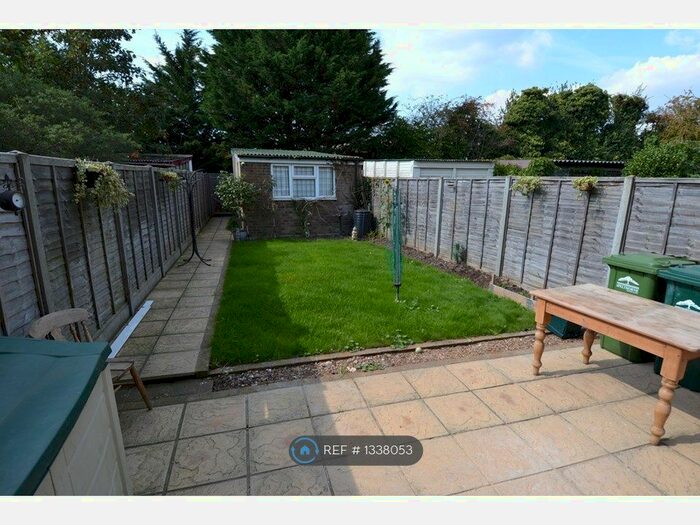 2 Bedroom Flat To Rent In Oak Grove, Sunbury-On-Thames, TW16