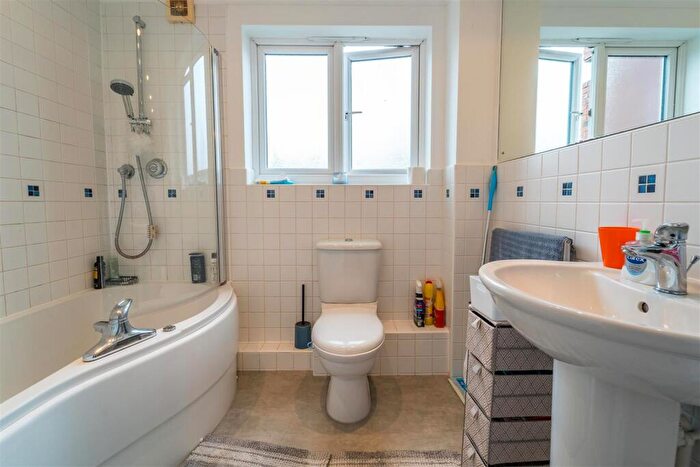 2 Bedroom Apartment To Rent In Waterside, Sale, M33