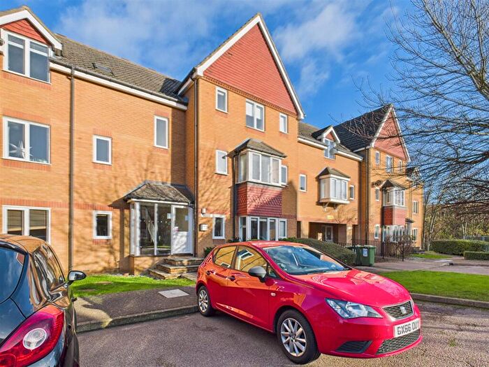 2 Bedroom Flat For Sale In Redoubt Close, Hitchin, SG4