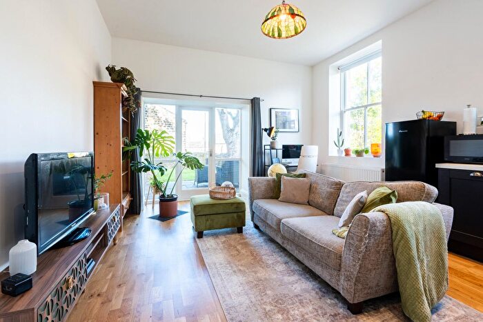 1 Bedroom Flat To Rent In New Road Side, Rawdon, LS19