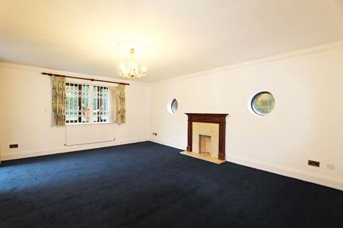 2 Bedroom Apartment For Sale In Raleigh Close, London, NW4