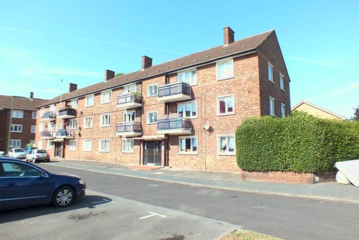2 Bedroom Flat To Rent In Cottimore Lane, Walton-On-Thames KT12
