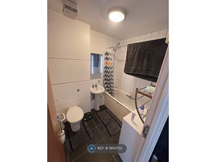 1 Bedroom Flat To Rent In Courtenay House, London, SW2