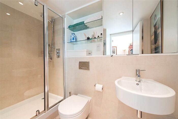 2 Bedroom Flat For Sale In Bazalgette Court, Great West Road, W6