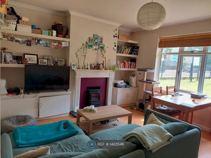 2 Bedroom Flat To Rent In Kent Court, London, E2