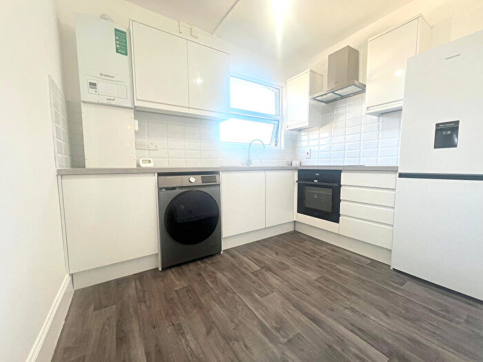 2 Bedroom Flat To Rent In Royal Parade, Dagenham, RM10
