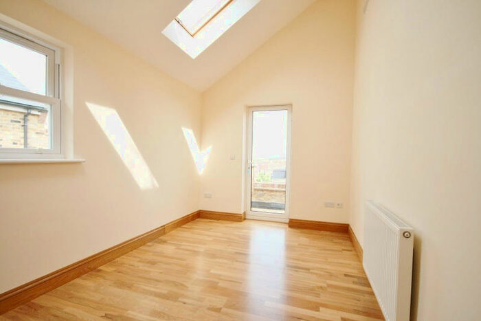 2 Bedroom Flat To Rent In Lordship Lane, East Dulwich, London, SE22