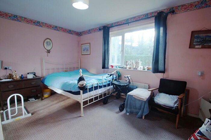 1 Bedroom Apartment For Sale In Glengarth, Uppermill, OL3