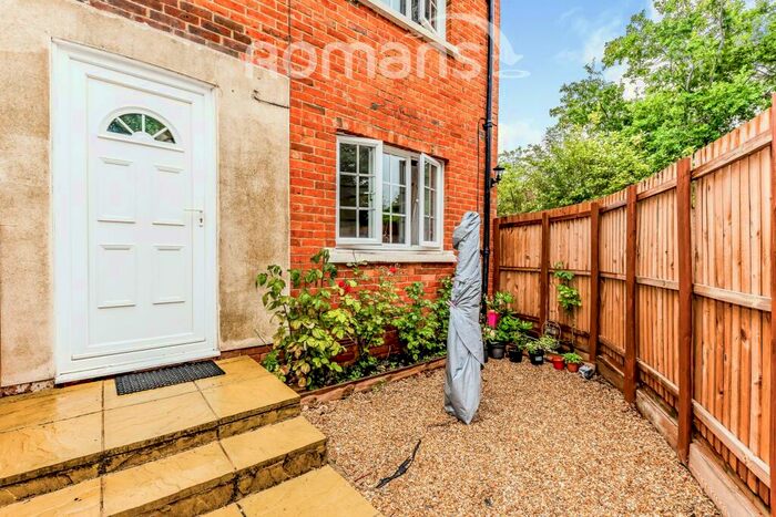 2 Bedroom End Of Terrace House To Rent In Alexandra Road, GU11