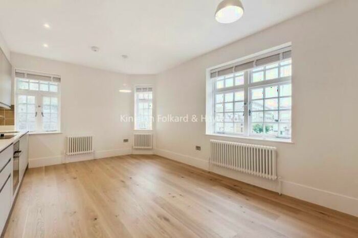 4 Bedroom Flat To Rent In Dawlish Close, Hyde, Greater Manchester, SK14