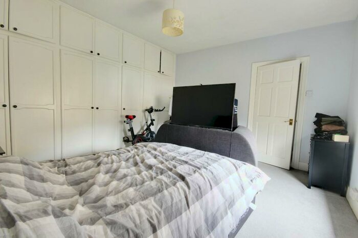 2 Bedroom Apartment To Rent In Turners Hill, Cheshunt, EN8