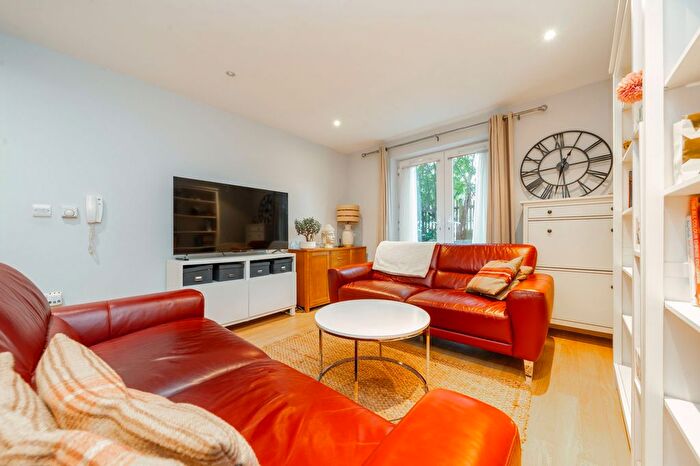 2 Bedroom Flat For Sale In Academy Place, Isleworth, TW7