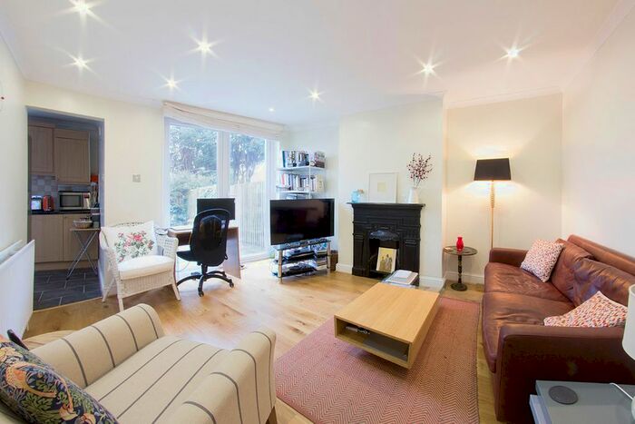 2 Bedroom Flat To Rent In Grand Drive, Raynes Park, SW20