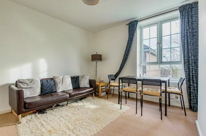 2 Bedroom Flat To Rent In Dog Kennel Hill Estate, London, SE22