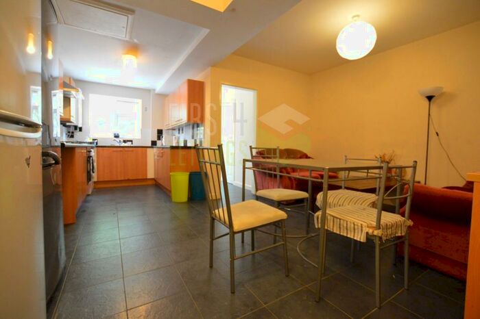 7 Bedroom Semi-Detached House To Rent In Houlditch Road, Leicester, LE2