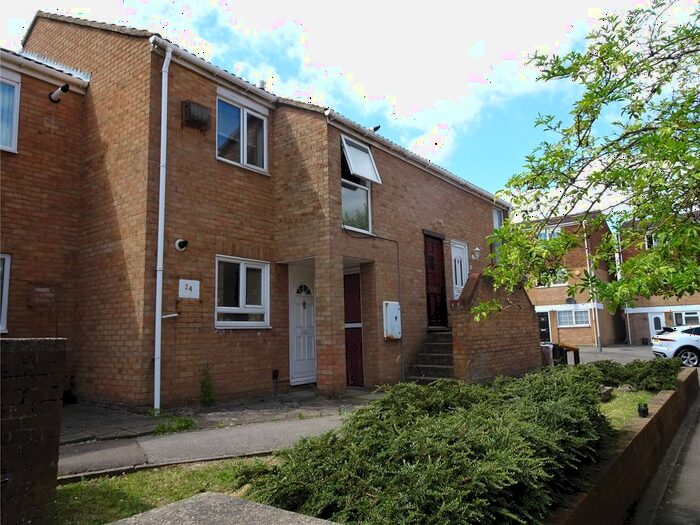 2 Bedroom Flat To Rent In Gainsborough Road, Hayes, Middlesex, UB4