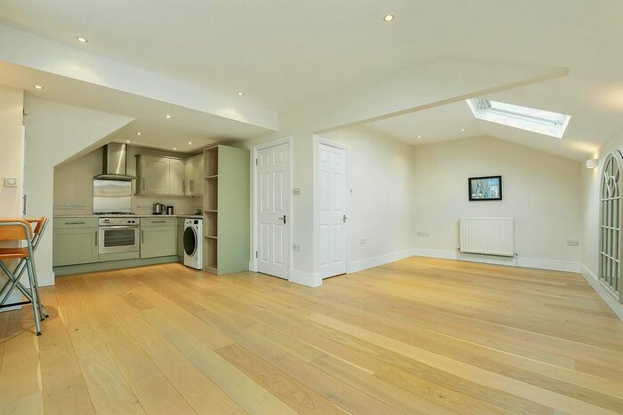 Studio To Rent In Thames Road, Chiswick, W4
