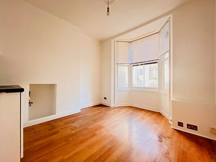 Flat To Rent In Lower Rock Gardens, Brighton, BN2