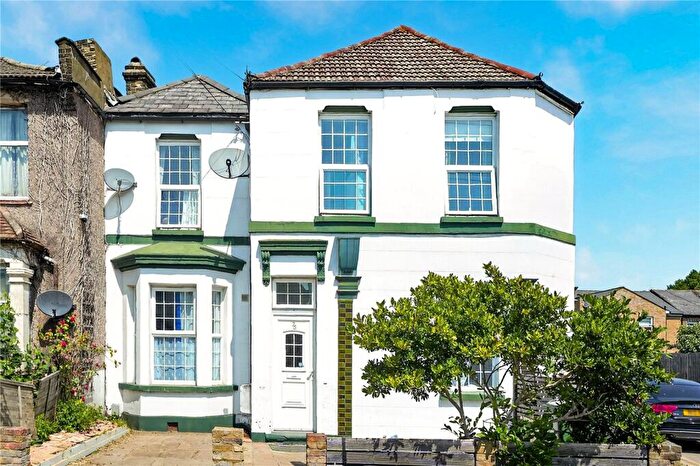 3 Bedroom Flat For Sale In Barclay Road, Walthamstow, London, E17
