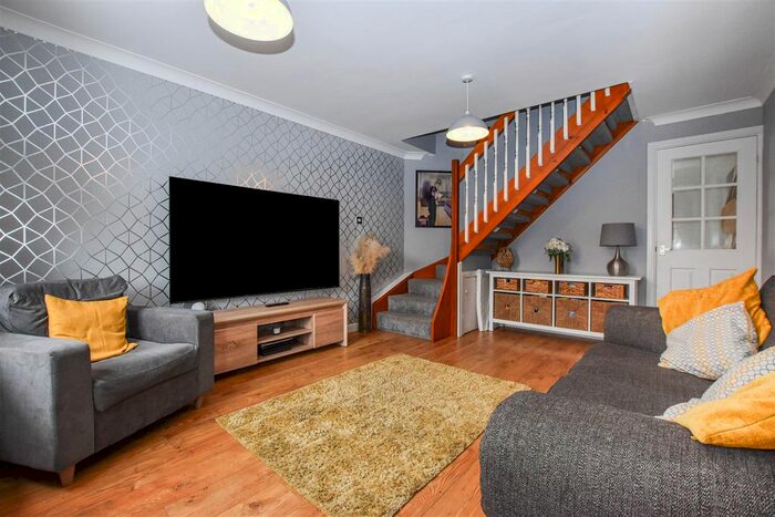 2 Bedroom Semi-Detached House For Sale In Higham Close, Hull, HU8