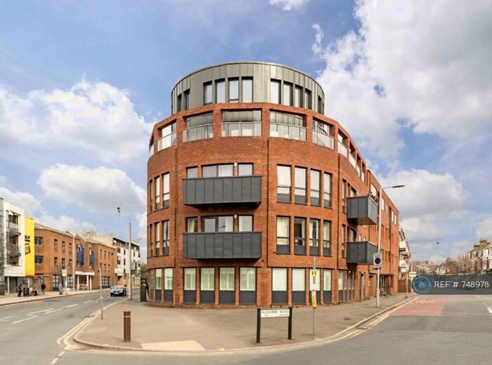 2 Bedroom Flat To Rent In Fallow Court, Kingston Upon Thames, KT2