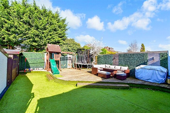 4 Bedroom Chalet For Sale In Timberlane, Waterlooville, Hampshire, PO7