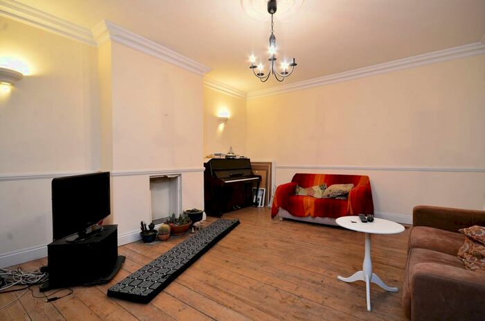 4 Bedroom Maisonette To Rent In Albion Road, Stoke Newington, London, N16
