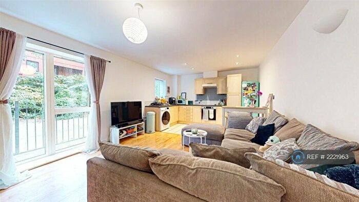 2 Bedroom Flat To Rent In William Fairburn Way, Manchester, M4