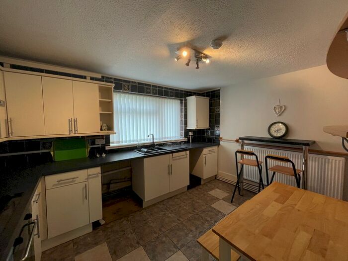 2 Bedroom Flat To Rent In Coed Lan, Three Crosses, Swansea, SA4